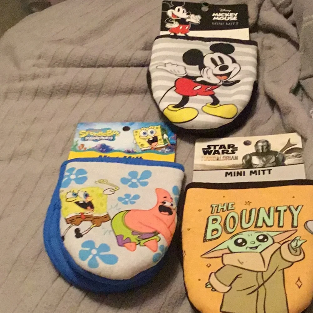 NWT Bundle Disney Mickey, Star Wars and Sponge bob  mini oven mitts bundle